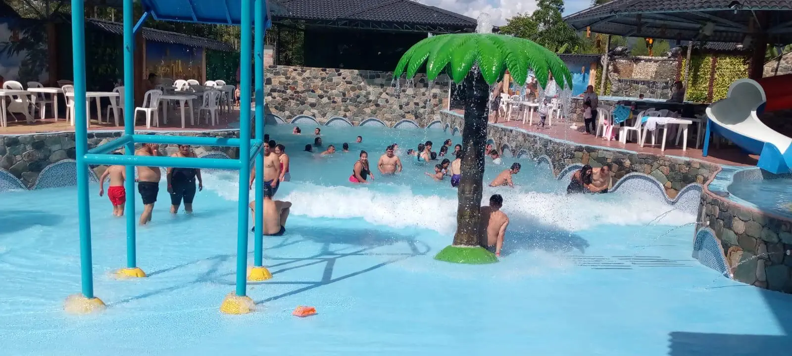 Piscina con olas